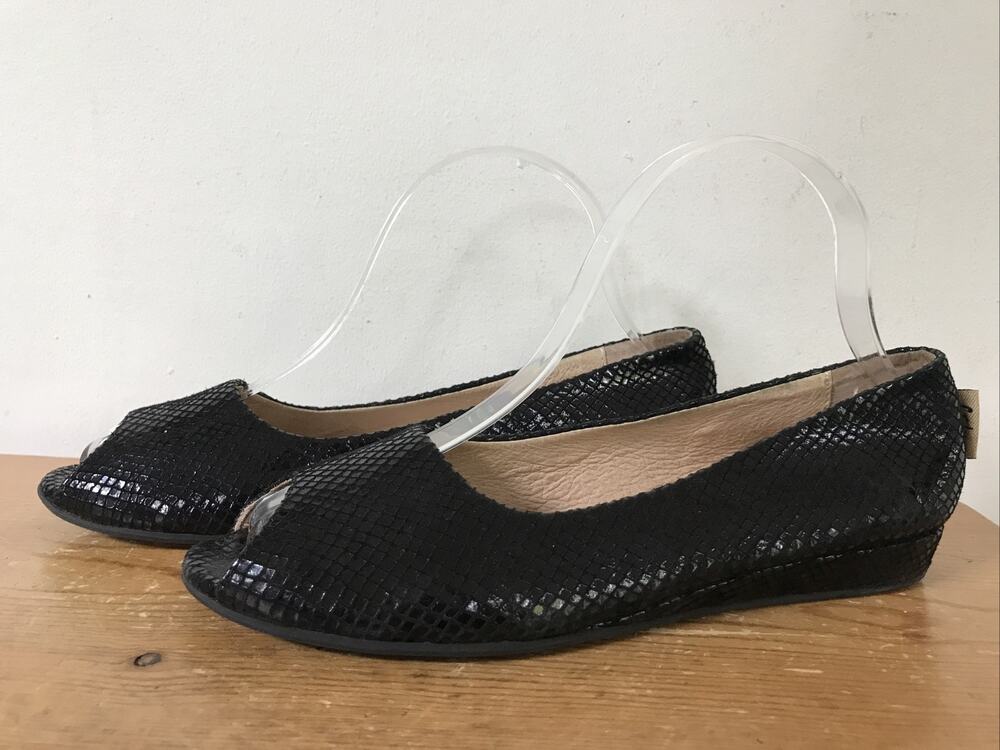FS/NY French Sole NY Black Shiny Scaled Wedged Peep Toe City Flats Shoes 7.5 38